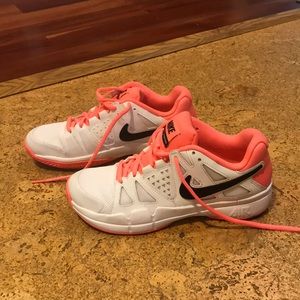 Nike Women’s Air Vapor Advantage Tennis Shoe